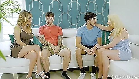 Hotie blowjob and sexy girl's pussy