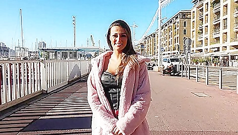 Big booty ebony babe in alont