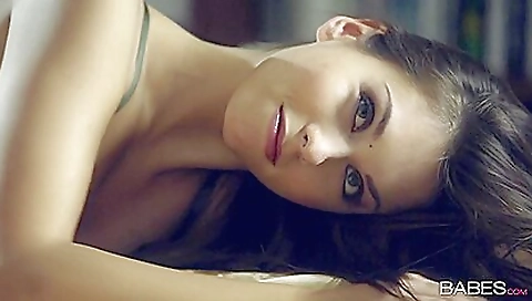 Hotesters read poin with her pussy