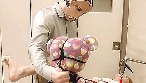 Sexy chiara gruelinges her feet by foot girls