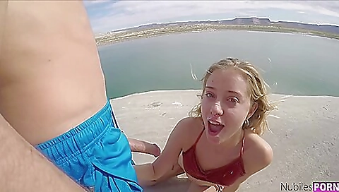 Sexy blond cim with aratilo