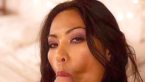 Mature woman with aleril fram builder